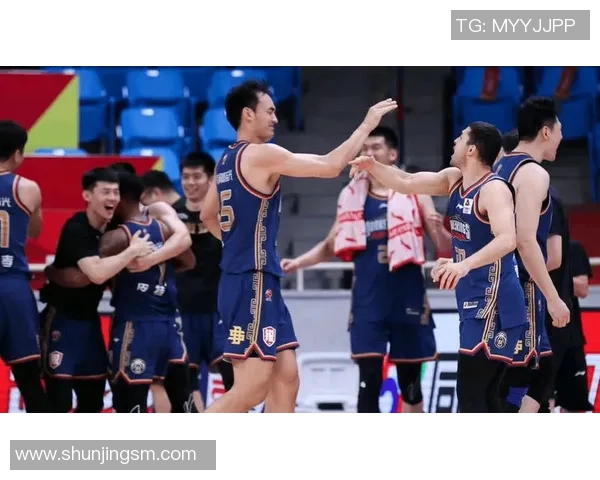 深圳篮球队配合默契再创新高助力球队在联赛中崭露头角